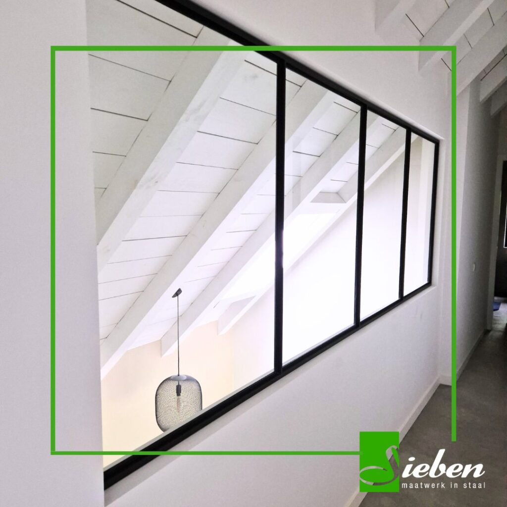 Taatsdeur enkel vlak met bovenlicht en diverse stalen kozijnen met glas by Siebendesign.nl